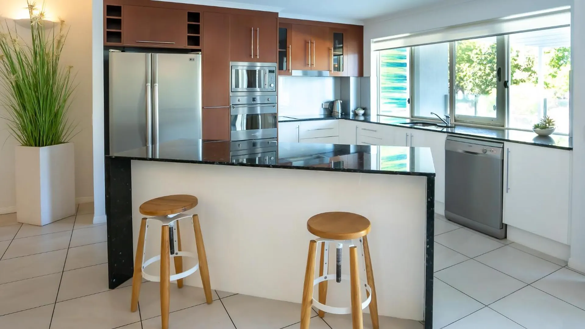 Waters Edge Apartment Cairns Aparthotel