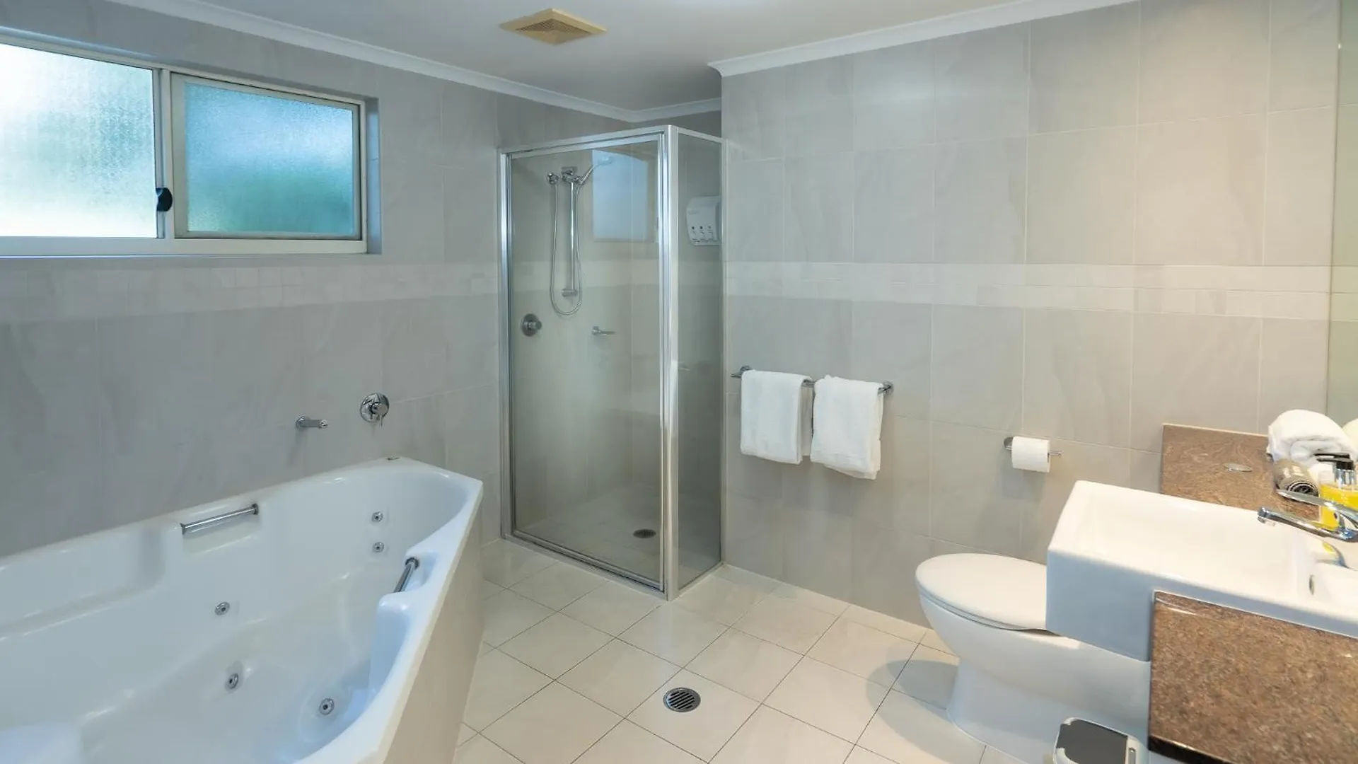 Waters Edge Apartment Cairns