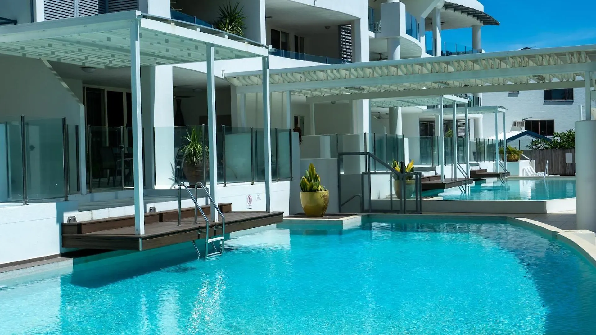 Waters Edge Apartment Cairns Aparthotel