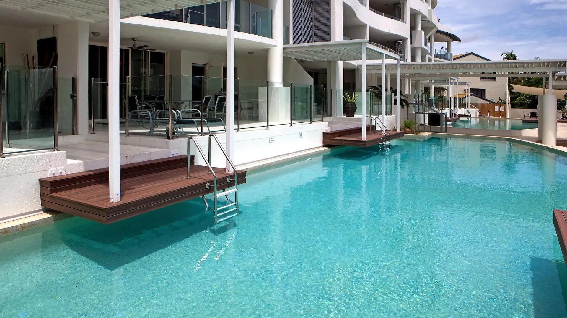 Waters Edge Apartment Cairns Aparthotel